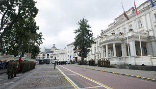 Jaunesniųjų karininkų vadų mokymų pirmojo karininko laipsnio suteikimo ceremonija