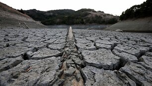 I&scaron;džiūvęs Almadeno tvenkinys Kalifornijoje