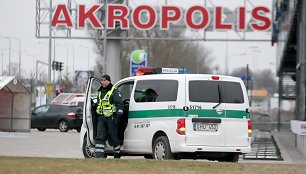 Iš Šiaulių „Akropolio“ evakuoti žmonės – pareigūnai ieško bombos