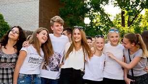 &Scaron;iauliuose Vaikų gynimo ir Taikos diena baigėsi masi&scaron;kais apsikabinimais