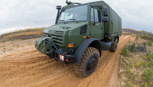 Lietuvos kariuomenę pasiekė 21 Vokietijos gamintojo &bdquo;Daimler AG&ldquo; sunkvežimis UNIMOG U5000