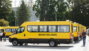 Naujų mokyklinių autobusiukų perdavimo mokykloms šventė