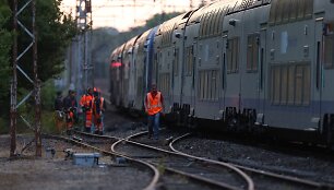 Prancūzijoje traukinys pervažiavo automobilį
