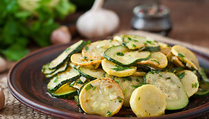 &Scaron;iltos cukinijų salotos su česnaku ir prieskoninėmis žolelėmis