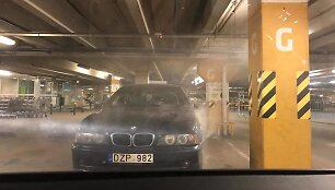 Dūmai i&scaron; automobilio &bdquo;Panoramos&ldquo; aik&scaron;telėje
