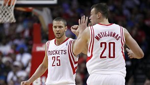 „Rockets“ žaidėjai Chandleris Parsonsas ir Donatas Motiejūnas