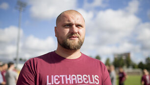 Arturas &Scaron;talbergas ir jo treniruojami Panevėžio &bdquo;Lietkabelio&ldquo; krep&scaron;ininkai susirinko į pirmąją treniruotę.