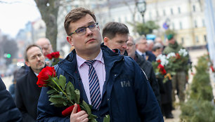 Lietuvos politikų delegacija deda gėles prie žuvusių karių memorialo