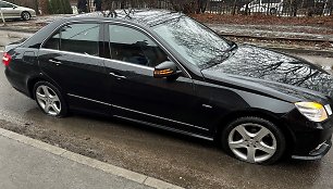 Kaunietis apgadino savo automobilį nepažymėtoje kelio duobėje