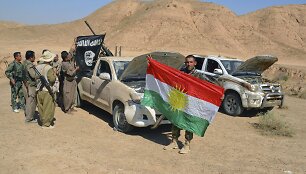 Kurdų kovotojai prie bėgančių IS džihadistų paliktų automobilių 