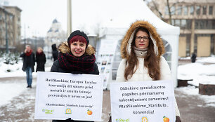 Pilietinės akcijos &bdquo;Step Up! Stabdykime smurtą prie&scaron; moteris!&ldquo; akimirka