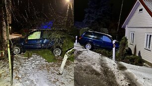 Girtos moters vairuotas visureigis sustojo atsitrenkęs į namą