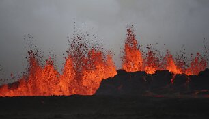 Baurdarbungos ugnikalnis lieja lavą