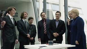 Prezidentė Dalia Grybauskaitė, paėmusi raciją į rankas ir pasinaudodama &bdquo;LituanicaSAT-1&ldquo; retransliatoriaus funkcija, i&scaron;tarė: &bdquo;Linkėjimai visiems lietuviams visame pasaulyje.&ldquo;