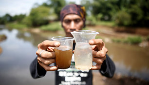 Indonezija siekia išvalyti viena labiausiai užterštų upių pasaulyje tituluojamą Citarumo upę