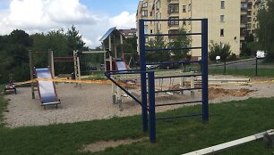 Vilniuje Kaminkelio g. i&scaron;montuojama vaikų žaidimų aik&scaron;telė