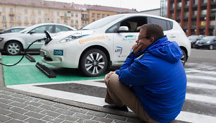 Greitojo įkrovimo stotelė leidžia per 30-40 minučių akumuliatorių įkrauti maždaug iki 80 procentų