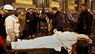 Tėvas laiko savo žuvusio sunaus ranką, kurio gyvybė užgeso per protestus Kijeve