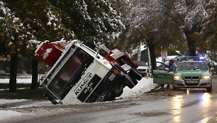 Nuo kelio nuslydęs sunkvežimis