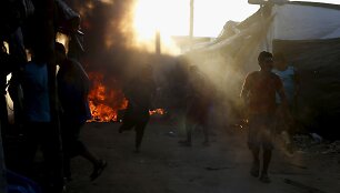 Policininkai Peru naikina nelegalias aukso kasyklų stovyklas
