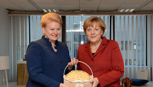 Dalia Grybauskaitė lietuvi&scaron;ką sūrį padovanojo Angelai Merkel