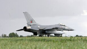 NATO bazėje nusileido &scaron;e&scaron;i Portugalijos naikintuvai F-16
