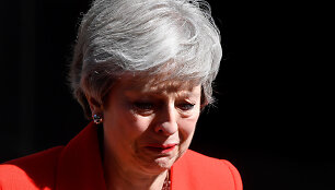 Theresa May paskelbia atsistatydinanti