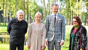 Jonas Vaitkus su žmona Elvyra, Vaidas Barakauskas su žmona Rūta (centre)