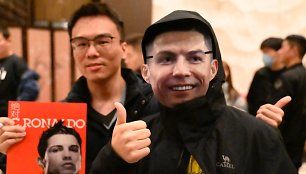 Kinijos sirgalius dėvi kaukę su Cristiano Ronaldo atvaizdu.