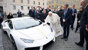 Popiežiaus Pranci&scaron;kaus &bdquo;Lamborghini Huracan&ldquo;
