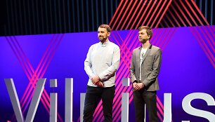 Erlendas Mosteris Knudsenas ir Danielis Price&lsquo;as skaito prane&scaron;imą &bdquo;TEDxVilnius&ldquo;