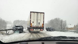 Pirmadienio vidudienį Plungės rajone per avariją susidūrė trys automobiliai. Medikų pagalbos prireikė 4 asmenims.