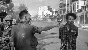 Eddie Adamso fotografija: Nguyen Ngoc Loano &scaron;ūvis Nguyen Van Lemui į galvą.