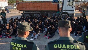 Ispanai ties Gibraltaro sąsiauriu jūroje i&scaron;gelbėjo 54 migrantus.