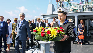 Vainikų nuleidimo ceremonija – viena gražiausių Jūros šventės tradicijų.