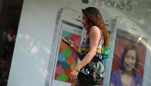 Moteris su i&scaron;maniuoju telefonu