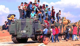 Sirų vaikai ant Turkijai priklausančio &scaron;arvuočio Idlibo provincijoje