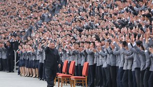 Šiaurės Korėjos lyderis Kim Jong Unas su studentais