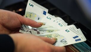 Prekybos centro &bdquo;Maxima&ldquo; kasininkės pasiruo&scaron;usios priimti eurus