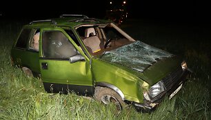 Automobilis &bdquo;Nissan Prairie&ldquo; po avarijos