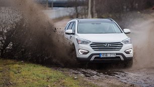 Asociatyvinė iliustracija: visureigis „Hyundai Grand Santa Fe“