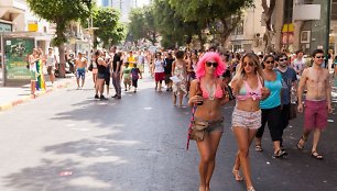 Žmonės linksminasi kasmetiniame LGBT parade Tel Avive