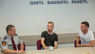 Klaipėdos pareigūnai pagerbė jaunus klaipėdiečius &ndash; Mantą Pakalni&scaron;kį ir Karolį Jundulą &ndash; už tai, jog sulaikė nusikaltėlį.