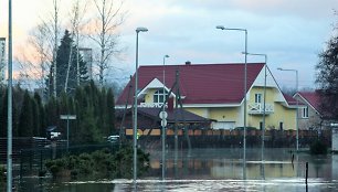 Išsiliejusi iš krantų Danės upė pasiekė gyventojų namus.