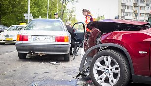 Prie parduotuvės „Eglutė“ susidūrė BMW X1 ir „Audi 80“ 