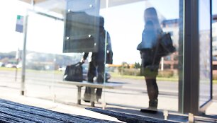 Autobusų ir troleibusų tenka laukti ant aplūžusių suoliukų.