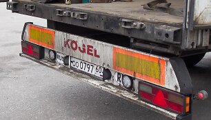 Krovinys perkrautas į vilkiką su rusi&scaron;kais numeriais.