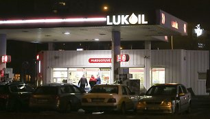 Vilniaus „Lukoil“ degalinėje – specialiųjų tarnybų apgultis.