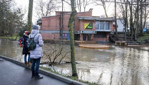 Palangoje patvinusi Rąžės upė