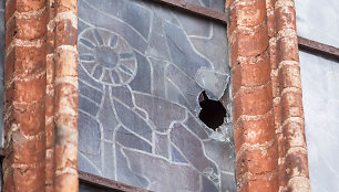Vilniuje, Maironio g. išdaužtas „Vilniaus Šventosios Onos bažnyčios“ langas 